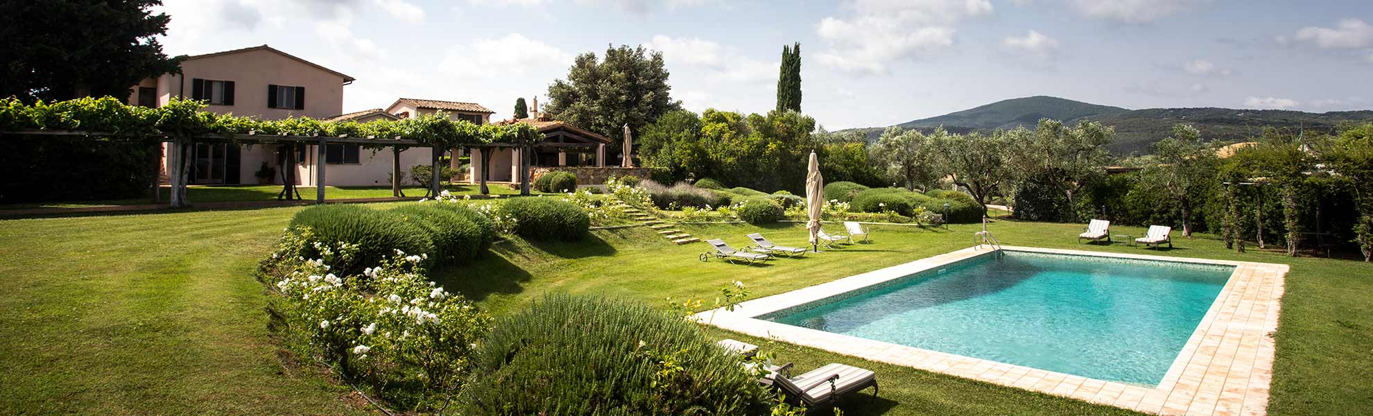 Veduta del casale dal lato del giardino e della piscina di Agricola Il Ponte - Capalbio