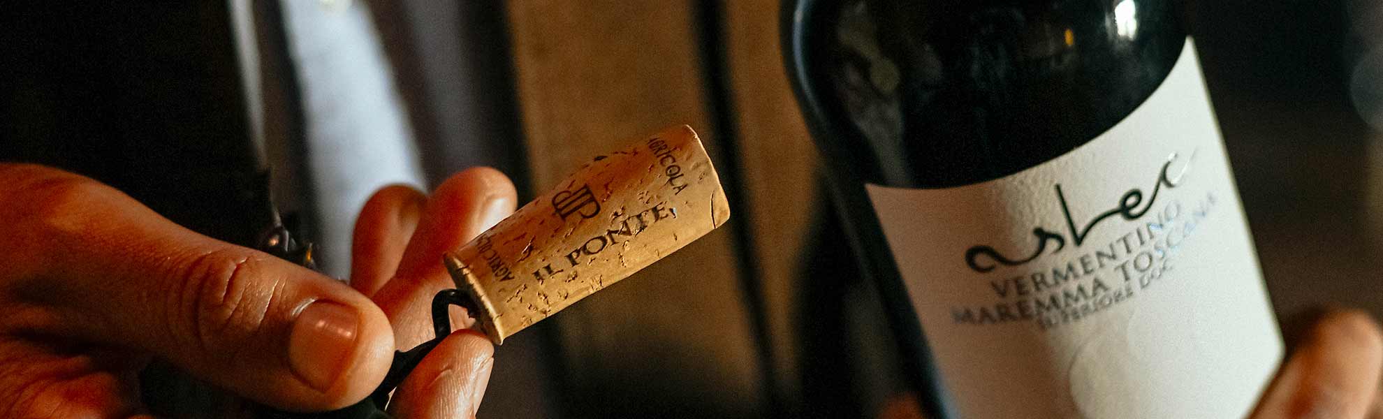 Un dettaglio fotografico di una bottiglia di ASLEC Vermentino rosso appena aperto Agricola Il Ponte - Capalbio