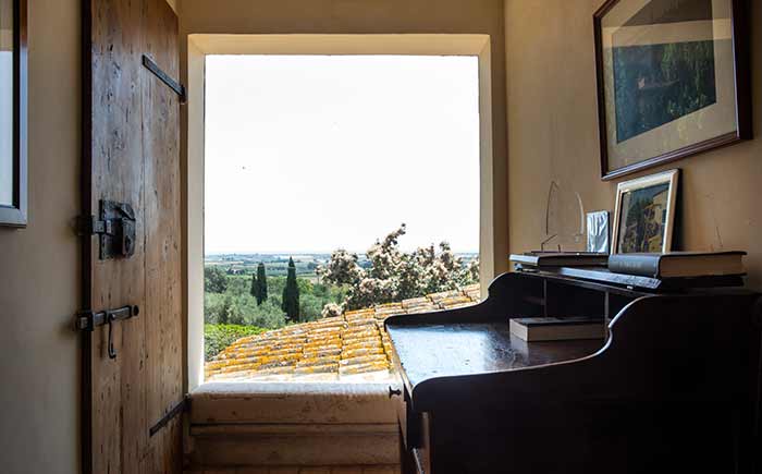 La finestra del casale che affaccia sulla campagna maremana.