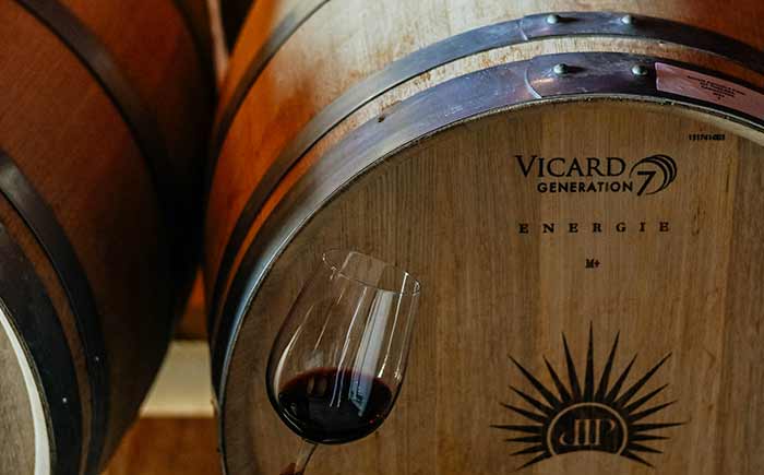 Barrique e calice di vino Rosso nella cantina di Agricola il Ponte.