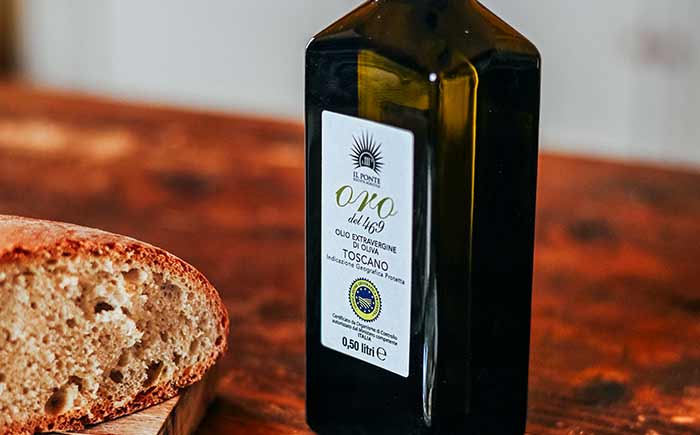 L'olio EVO IGP accompagnato semplicemente da un buon pane toscano.